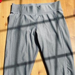 under armour 3/4 leggings in grey